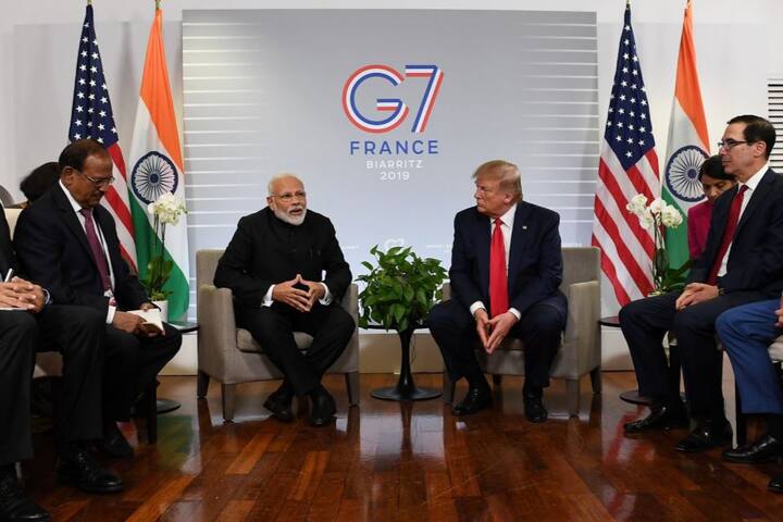 कश्मीर मुद्दे पर ट्रंप की मौजूदगी में प्रधानमंत्री मोदी ने कहा कि भारत और पाकिस्तान के बीच कई द्विपक्षीय मुद्दे हैं और हम किसी तीसरे देश को कष्ट नहीं देना चाहते. हम द्विपक्षीय रूप से इन मुद्दों पर चर्चा कर इनका समाधान कर सकते हैं. डोनाल्ड ट्रंप ने हाल में कश्मीर पर भारत और पाकिस्तान के बीच मध्यस्थता की पेशकश की थी.