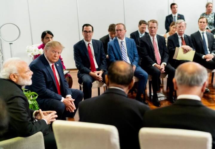 प्रधानमंत्री मोदी ने कहा, “चुनावों के बाद जब मैंने प्रधानमंत्री खान से बात की तो मैंने उन्हें बताया कि पाकिस्तान को गरीबी के खिलाफ लड़ना है, भारत को भी इससे लड़ना है. पाकिस्तान को अशिक्षा और बीमारी से लड़ना है और भारत को भी उनसे मुकाबला करना है...मैंने उन्हें बताया कि हमें अपने लोगों के कल्याण के लिये काम करना चाहिए.” 