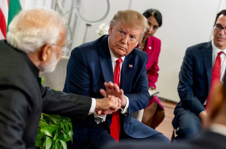 अमेरिकी राष्ट्रपति ने कहा, “मेरे दोनों (मोदी और खान) से अच्छे रिश्ते हैं और मैं यहां हूं. मुझे लगता है कि वे खुद से (मुद्दे का समाधान) कर सकते हैं.”