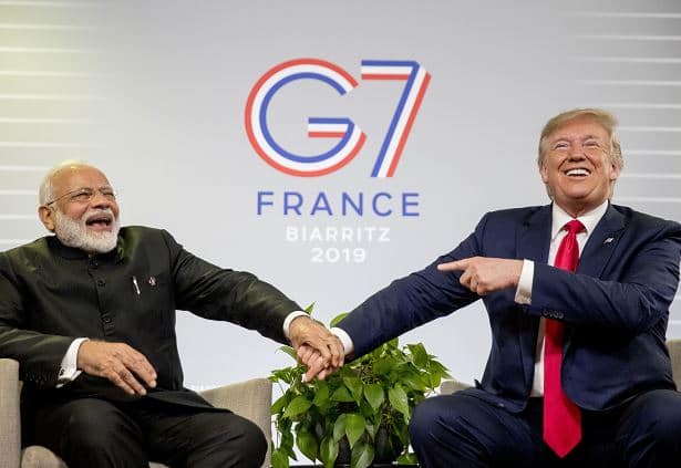 प्रधानमंत्री नरेंद्र मोदी जी 7 सम्मेलन में भाग लेने के लिए फ्रांस के बियारिट्ज शहर में हैं. यहां इस सम्मेलन से इतर आज प्रधानमंत्री मोदी और डोनाल्ड ट्रंप ने मुलाकात की. दोनों नेताओं के बीच कश्मीर को लेकर बातचीत हुई और उसके बाद दोनों मीडिया के सामने आए. कश्मीर जैसे गंभीर मुद्दे पर पत्रकार सवाल पूछ रहे थे और मोदी-ट्रंप जवाब दे रहे थे. खास बात थी की मोदी हिंदी में बोल रहे थे. इसी दौरान डोनाल्ड ट्रंप ने कहा कि प्रधानमंत्री (मोदी) अंग्रेजी भी अच्छी तरह बोल लेते हैं. फिर क्या था दोनों नेता तेज हंसे और हाथ मिलाया. माहौल हल्का हो गया.