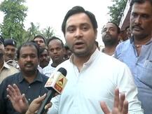 पटना: फल विक्रेताओं के बीच पहुंचे तेजस्वी, कहा- अतिक्रमण कर गरीबों का हक छीन रही है नीतीश सरकार