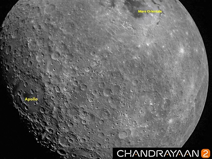 अंतरिक्ष एजेंसी ने कहा कि चंद्रमा के सतह की ये तस्वीरों 23 अगस्त को चंद्रयान 2 के टेरेन मैपिंग कैमरा 2 द्वारा करीब 4375 किलोमीटर की ऊंचाई से ली गई. चंद्रयान 2 द्वारा ली गई पहली तस्वीर इसरो ने 22 अगस्त को जारी की थी.