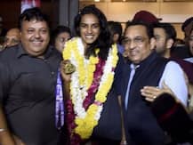 स्वदेश लौटी \'गोल्डन गर्ल\' पीवी सिंधु का जोरदार स्वागत, बोलीं- देश के लिए और भी मेडल जीतनें की उम्मीदें
