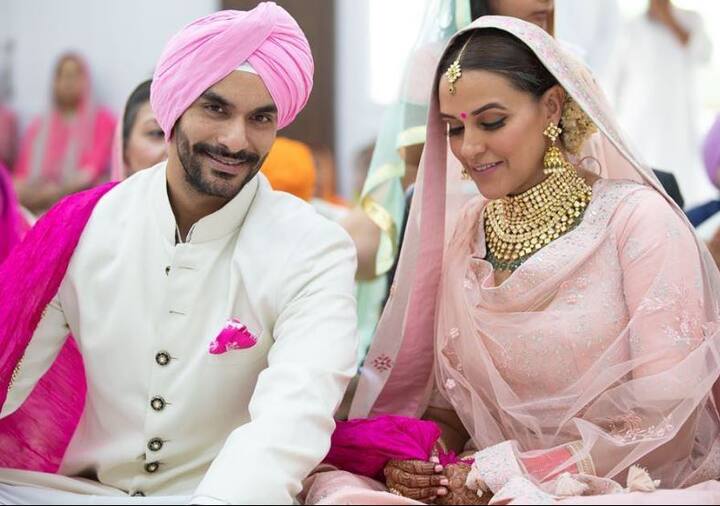 नेहा धूपिया ने प्रेग्नेंसी की बाद अंगद से शादी का फैसला लिया और शादी के 6 महीने बाद नवंबर में बेटी मेहर को जन्म दिया. सभी तस्वीरें - नेहा धूपिया(instagram).