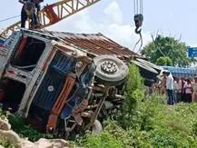 यूपी के शाहजहांपुर में टेंपो पर पलटा ट्रक, 16 लोगों की दर्दनाक मौत, 5 लोग घायल