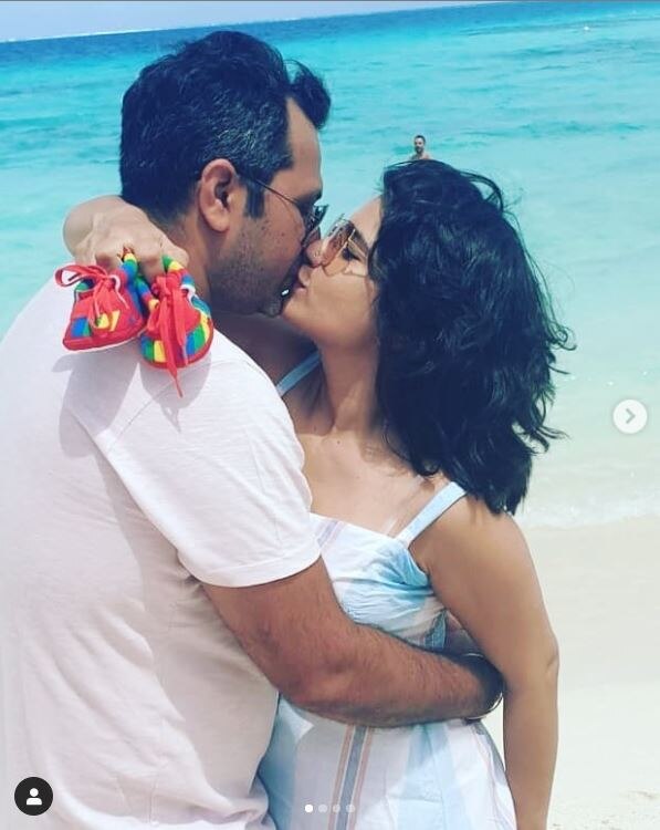 टेलीविजन एक्ट्रेस प्रिया आहूजा ने बहुत ही शानदार तरीके से सोशल मीडिया के जरिए अपनी प्रेग्नेंसी की गुड न्यूज सभी के साथ शेयर की है. टीवी शो 'तारक मेहता का उल्टा चश्मा' में रिता रिपोर्टर के किरदार से सभी का दिल जीत चुकी प्रिया बहुत जल्द अपने पहले बच्चे को जन्म देने के लिए तैयार हैं. (Photo Credit: @priyaahujarajda Instagram)