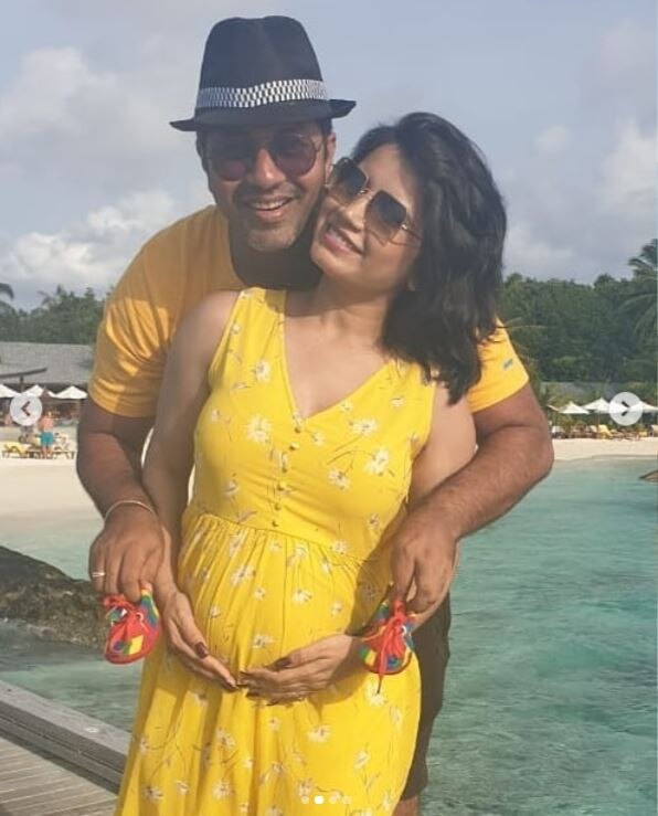  इसके साथ ही बाकि की तस्वीरे में प्रिया का बेबी बंप भी साफ दिखाई दे रहा है. (Photo Credit: @priyaahujarajda Instagram)