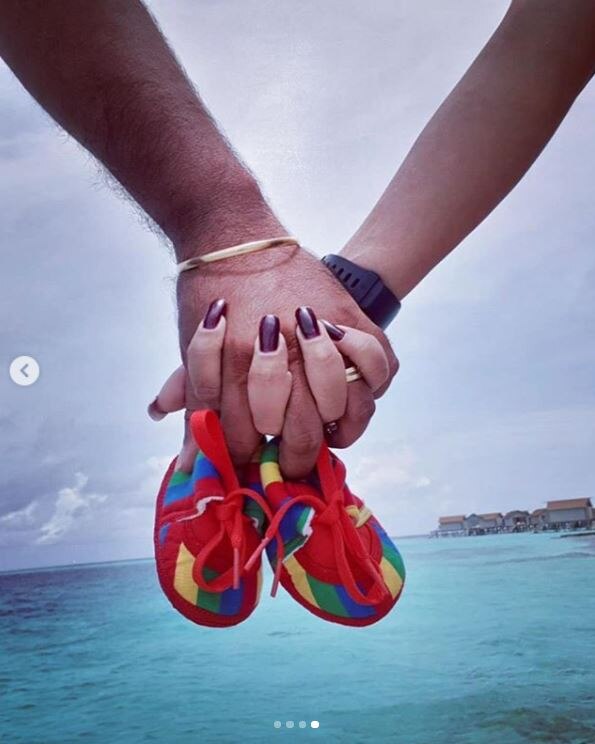 प्रिया ने प्रेग्नेंसी की अनाउंसमेंट करते हुए कई तस्वीरें शेयर की है. जिनमें से प्रिया की ये तस्वीर सबसे खूबसूरत है. प्रिया अपने पति को किस कर रही है और उनके हाथों में नन्हें मेहमान के जूते दिख रहे है. (Photo Credit: @priyaahujarajda Instagram)