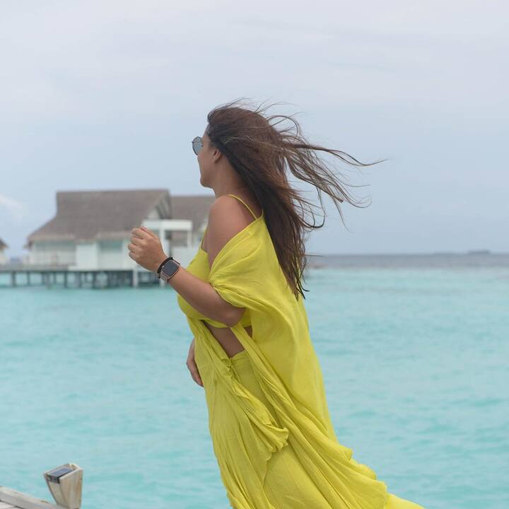 समंदर किनारे नेहा धूपिया हरे रंगी की ड्रेस में बेहद खूबसूरत लगीं. (तस्वीर: नेहा धूपिया/INSTAGRAM)