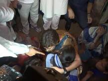 अचानक अमेठी दौरे पर पहुंची प्रियंका गांधी, कथित पुलिस पिटाई में मारे गए युवक के परिवार से की मुलाकात