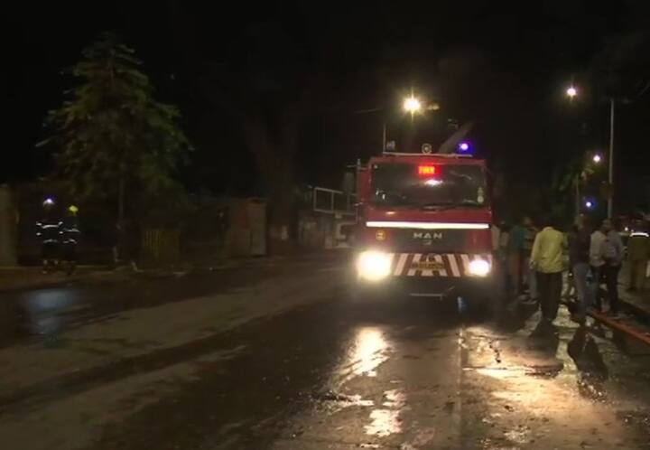 आग की खबर मिलते ही दमकल की 12 गाड़ियां तुरंत घटना स्थल के लिए रवाना हुईं.