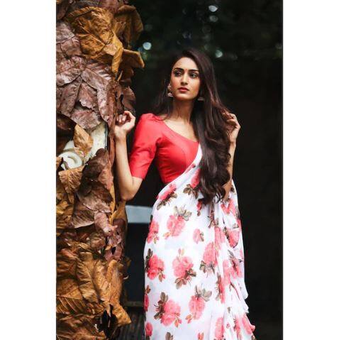 लोकप्रिय टीवी अभिनेत्री एरिका फर्नांडिस, एकता कपूर की 'कसौटी ज़िंदगी की 2' में 'प्रेरणा' के रूप में अपने प्रदर्शन से दर्शकों का दिल जीतने में कामयाब रही.