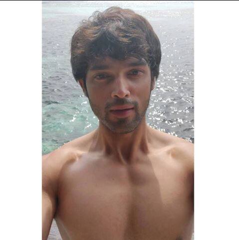  'कैसी ये यारियां' के अभिनेता ने सोशल मीडिया पर एक और शर्टलेस तस्वीर पोस्ट की. जिसे देखने के बाद उनकी फीमेल फैंस काफी उत्साहित नजर आईं.