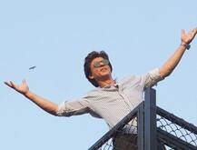 एक्टिंग छोड़ राइटर बने शाहरुख खान, Netflix की इस वेब सीरीज के लिए लिखेंगे स्क्रिप्ट