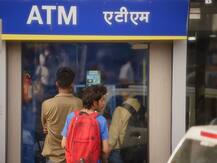 अब ATM से दिन में दो बार ही निकाल सकेंगे पैसा, फर्जीवाड़ा रोकने के लिए बैंक उठा सकते हैं नए कदम