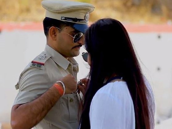 Rajasthan Cop 'Bribed' By Bride In Pre-Wedding Video, Seniors Upset राजस्थान: अपने प्री वेडिंग शूट में 'रिश्वत' लेते दिखा एसएचओ, नाराज सीनियर्स ने जारी किया नोटिस