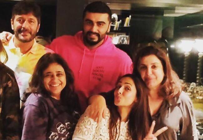 वहीं, अर्जुन कपूर की तस्वीर पर कमेंट करते हुए मलाइका ने आंखों में दिल लिए इमोजी शेयर किया.