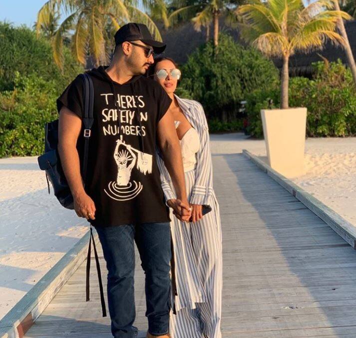 आपको बता दें कि दोनों में अर्जुन कपूर के बर्थडे पर अपने रिलेशन को सोशल मीडिया पर तस्वीरों के जरिए ऑफिशियल किया था.