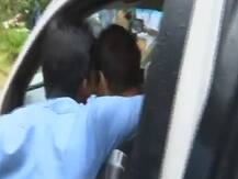 वायनाड: राहुल गांधी को एक शख्स ने किया KISS, ऐसा था कांग्रेस नेता का रिएक्शन