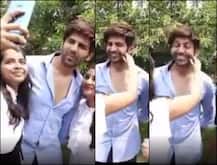 सेल्फी लेने के दौरान फैंस से घिरे कार्तिक आर्यन, महिला फैन ने सबके सामने खींचे गाल, तो दिया ऐसा रिएक्शन