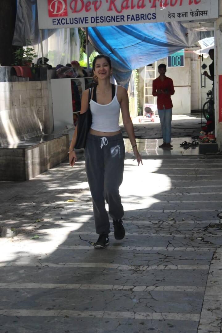 संजय कपूर की बेटी शनाया कपूर आज बहुत ही हॉट अवतार में मुंबई में नज़र आईं. (Photos: Manav Mangalani)