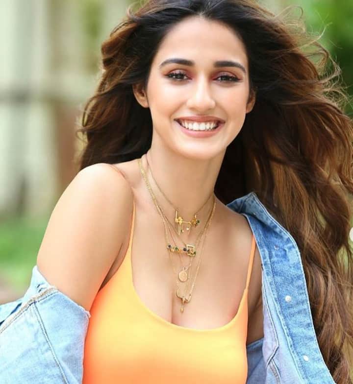  फिलहाल दिशा, 'मलंग' की शूटिंग में व्यस्त हैं जिनमें उनके साथ आदित्य रॉय कपूर, अनिल कपूर और कुणाल खेमू जैसे कलाकार हैं.