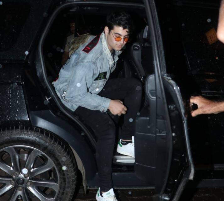 आरव ने ब्लैक जींस और व्हाइट शूज के साथ डैनिं जैकेट कैरी की थी. 