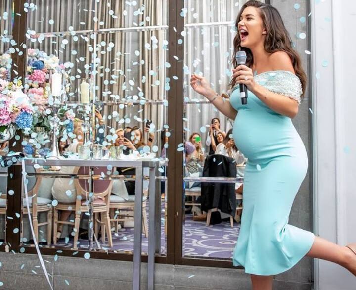 एमी जैक्सन ने अपने सोशल मीडिया अकाउंट पर इसकी तस्वीरें शेयर हैं. इन तस्वीरों में आप देख सके हैं कि एमी किस कदर खुश नजर आ रही हैं.