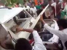 गोरखपुर: बच्चा चोर समझ कर भीड़ ने महिला को घेरा, मुश्किल से बचा पाई पुलिस
