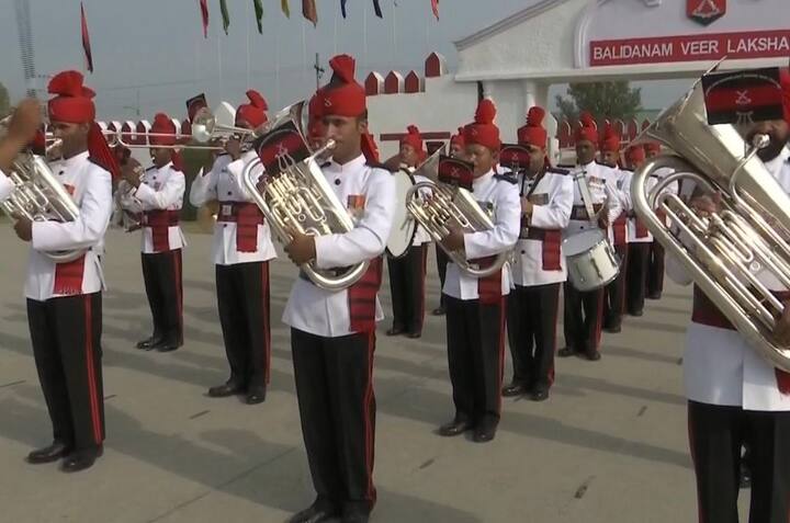 प्रशासन ने पहले कुछ कड़ाई के बाद अब फोन लाइन को अनेक जगहों पर चालू किया है. प्रशासन की कोशिश है कि जल्द से जल्द यहां सामान्य जन-जीवन बहाल हो. 
