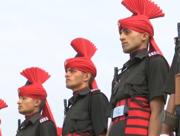 बता दें कि जम्मू कश्मीर के लोगों को अधिक से अधिक मौके देने के लिए यहां के राज्यपाल सत्यपाल मलिक ने तीन महीने के अंदर प्रदेश के 50 हजार युवाओं को नौकरी देने की बात कही है.