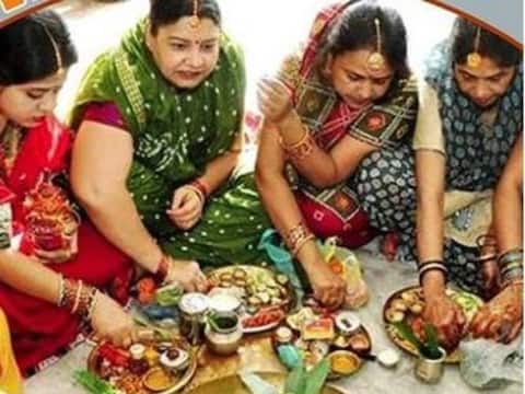 Hartalika Teej 2019: जानें क्यों रखा जाता है हरतालिका तीज व्रत, इस बार इसे लेकर क्यों हो रहा है असमंजस? Hartalika Teej 2019: जानें क्यों रखा जाता है हरतालिका तीज व्रत, इस बार इसे लेकर क्यों हो रहा है असमंजस?