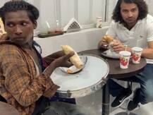 तेज प्रताप ने काफिला रोककर गरीब लड़के को रेस्तरां में खिलाया खाना, वीडियो हो रहा है वायरल