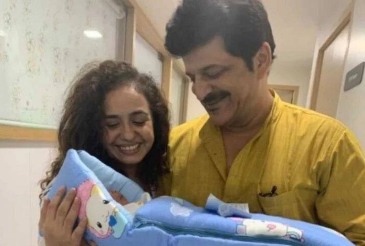 बॉलीवुड अभिनेता शाहिद कपूर और ईशान खट्टर के पिता और पेशे से जाने माने टेलीविजन अभिनेता राजेश खट्टर एक बार फिर से पिता बन गए हैं. सीरियल बेपनाह में काम कर चुके राजेश खट्टर और उनकी तीसरी पत्नी वंदना सजनानी आईवीएफ तकनीक की मदद से अपने पहले बच्चे के माता-पिता बने हैं.