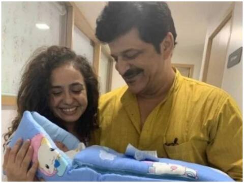 शाहिद कपूर के सौतेले पिता राजेश खट्टर 52 साल की उम्र में फिर से बने पिता, IVF तकनीक से हुआ बेटे का जन्म शाहिद कपूर के सौतेले पिता राजेश खट्टर 52 साल की उम्र में फिर से बने पिता, IVF तकनीक से हुआ बेटे का जन्म