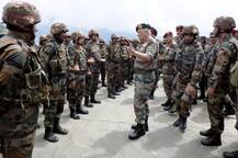 दूरबीन से PoK का जायजा लेते दिखे सेना प्रमुख बिपिन रावत, जवानों का बढ़ाया हौसला