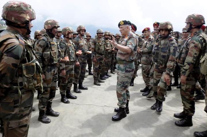 सेना प्रमुख जनरल बिपिन रावत ने शनिवार को जम्मू-कश्मीर के पुंछ और राजौरी जिलों में नियंत्रण रेखा के पास सैनिकों से मुलाकात की. इसके साथ ही संघर्ष विराम उल्लंघन, घुसपैठ से निपटने और सीमा पार से हो रही हिंसक गतिविधियों का सामना करने की तैयारियों की समीक्षा की.