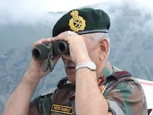 दूरबीन से PoK का जायजा लेते दिखे सेना प्रमुख बिपिन रावत, जवानों का बढ़ाया हौसला