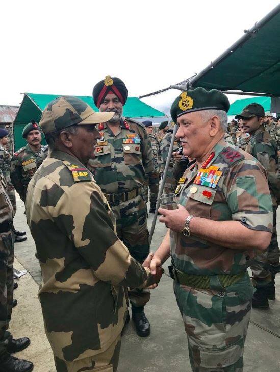 जनरल रावत के साथ नॉदर्न कमांड के जनरल ऑफिसर कमांडिंग इन चीफ जनरल रणबीर सिंह भी थे. उन्हें व्हाइट नाइट कोर के जनरल ऑफिसर कमांडिंग लेफ्टिनेंट जनरल परमजीत सिंह संघा और वहां मौजूद जवानों ने स्थिति से अवगत कराया.