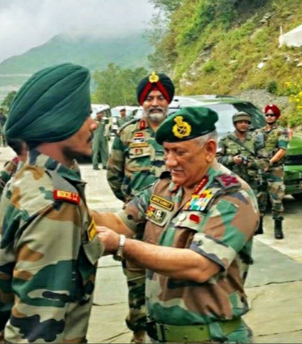 उन्होंने कहा कि जनरल रावत ने नियंत्रण रेखा पर तैनात सैनिकों से बातचीत की और उनकी नि:स्वार्थ सेवा भावना की सराहना की. प्रवक्ता ने कहा कि उन्होंने सुरक्षित माहौल बनाने और सैनिकों की तैयारियों की प्रशंसा की.