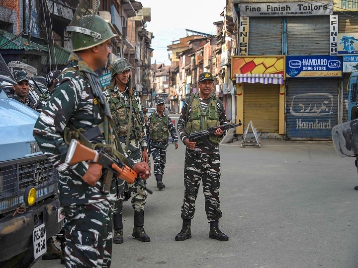 Restrictions eased in Kashmir Valley, Now 82 out of 105 Police Stations have no restrictions कश्मीर: पाबंदियों में ढील के बावजूद सामान्य जनजीवन प्रभावित, 82 थाना क्षेत्रों में कोई पाबंदी नहीं
