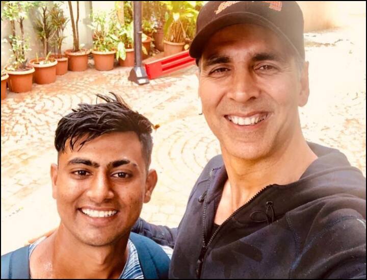 अक्षय से मिलने के लिए 18 दिनों में 900 किमी पैदल चलकर मुंबई पहुंचा फैन, खिलाड़ी कुमार ने शेयर किया वीडियो Fan walked over 900 kms all the way from Dwarka to Mumbai to meet Akshay kumar अक्षय से मिलने के लिए 18 दिनों में 900 किमी पैदल चलकर मुंबई पहुंचा फैन, खिलाड़ी कुमार ने शेयर किया वीडियो