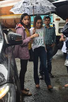 In Pics: \'सेव आरे\' में पेड़ों को काटने का विरोध करने पहुंचीं श्रद्धा कपूर, बारिश में सामने आई ये तस्वीरें