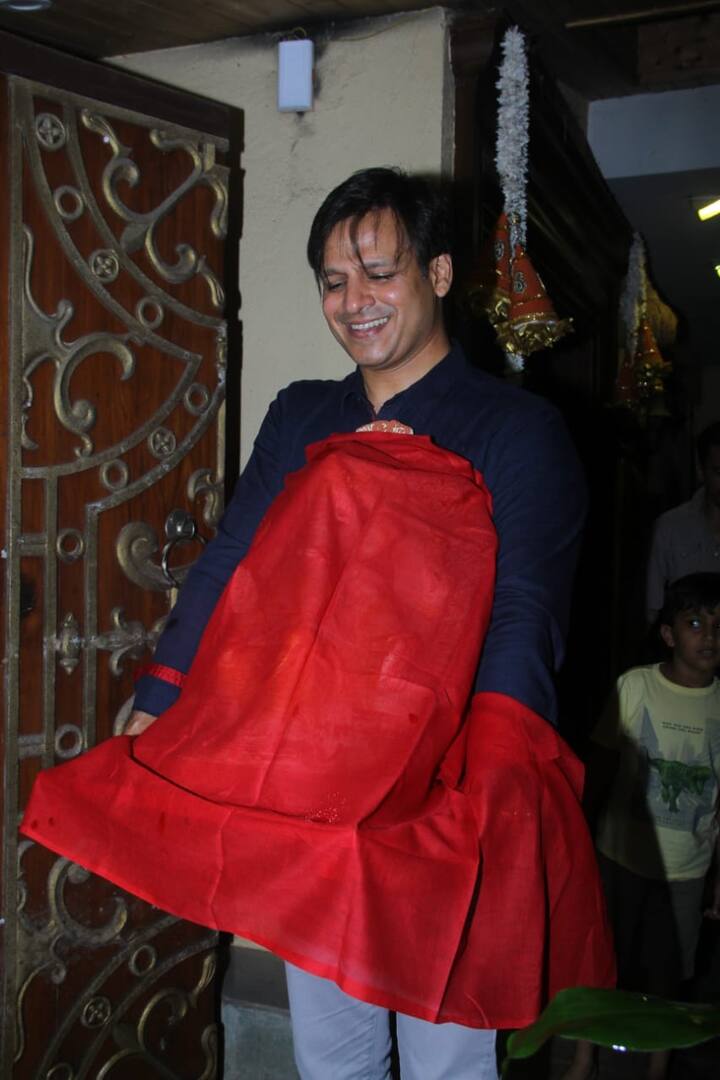 गणेश जी की प्रतिमा से विवेक ने ये कपड़ा घर के अंदर स्थापना के वक्त हटाया. (Photo Credit: Manav Manglani)