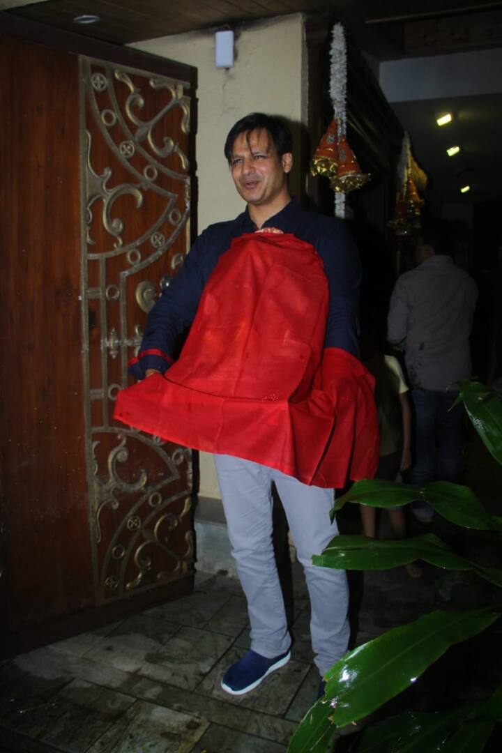 गाड़ी से उतरकर विवेक जैसे ही घर के दरवाजे पर गणेश जी को लेकर गए वहीं स्वागत के लिए उनकी पत्नी मौजूद थी. (Photo Credit: Manav Manglani)
