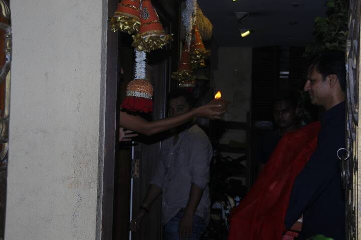 यहां पूजा की थाली से उन्होंने बप्पा का घर में स्वागत किया. (Photo Credit: Manav Manglani)