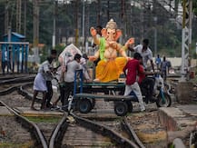 गणेश चतुर्थी की धूम, मुंबई में लालबाग के राजा का पंडाल \'चंद्रयान 2\' की थीम पर हुआ तैयार