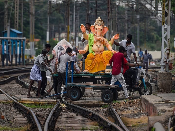 गणेश चतुर्थी के मौके पर राष्ट्रपति रामनाथ कोविंद, उप-राष्ट्रपति वेंकैया नायडू और प्रधानमंत्री नरेंद्र मोदी समेत कई बड़े नेताओं ने देशवासियों को बधाई दी है. यह तस्वीर जयपुर की है. अपने बधाई संदेश में राष्ट्रपति ने कामना की है कि सभी लोगों को सुख, शांति और समृद्धि प्राप्त हो. वहीं प्रधानमंत्री नरेंद्र मोदी ने कहा कि सभी देशवासियों को पावन पर्व गणेश चतुर्थी की ढेर सारी शुभकामनाएं. यह तस्वीर चेन्नई की है.