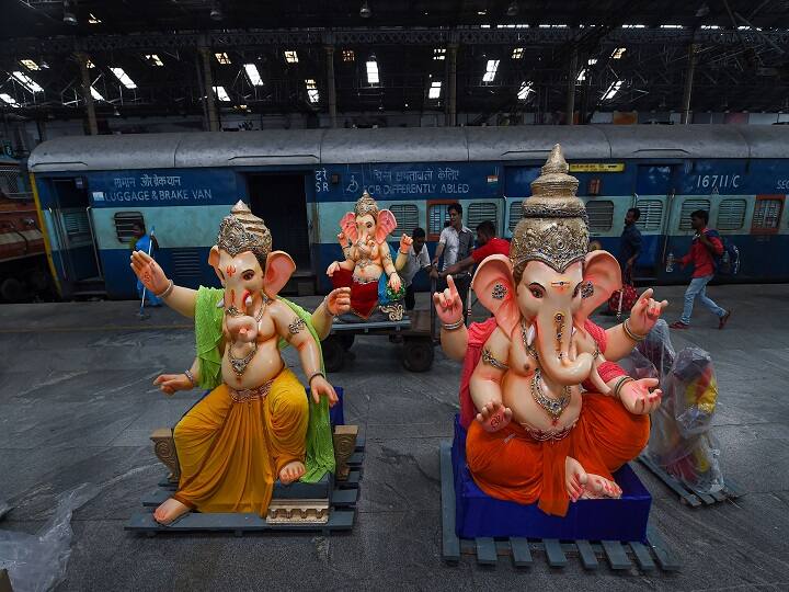 मुंबई में इस पर्व को बड़े धूमधाम से मनाया जाता है. जगह-जगह पंडाल में बप्पा की प्रतिमा स्थापित करते हैं और पूजा-पाठ करते हैं. भारी संख्या में श्रद्धालु बप्पा के दर्शन के लिए पंडालों में पहुंचते हैं.