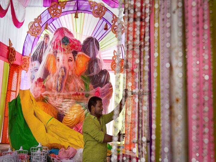 बप्पा के दर्शन के लिए मुंबई के सिद्धिविनायक मंदिर में सुबह से ही भक्तो का तांता लगा हुआ है. सिद्धिविनायक मंदिर को 100 तरह के फूलों से सजाया गया है.
